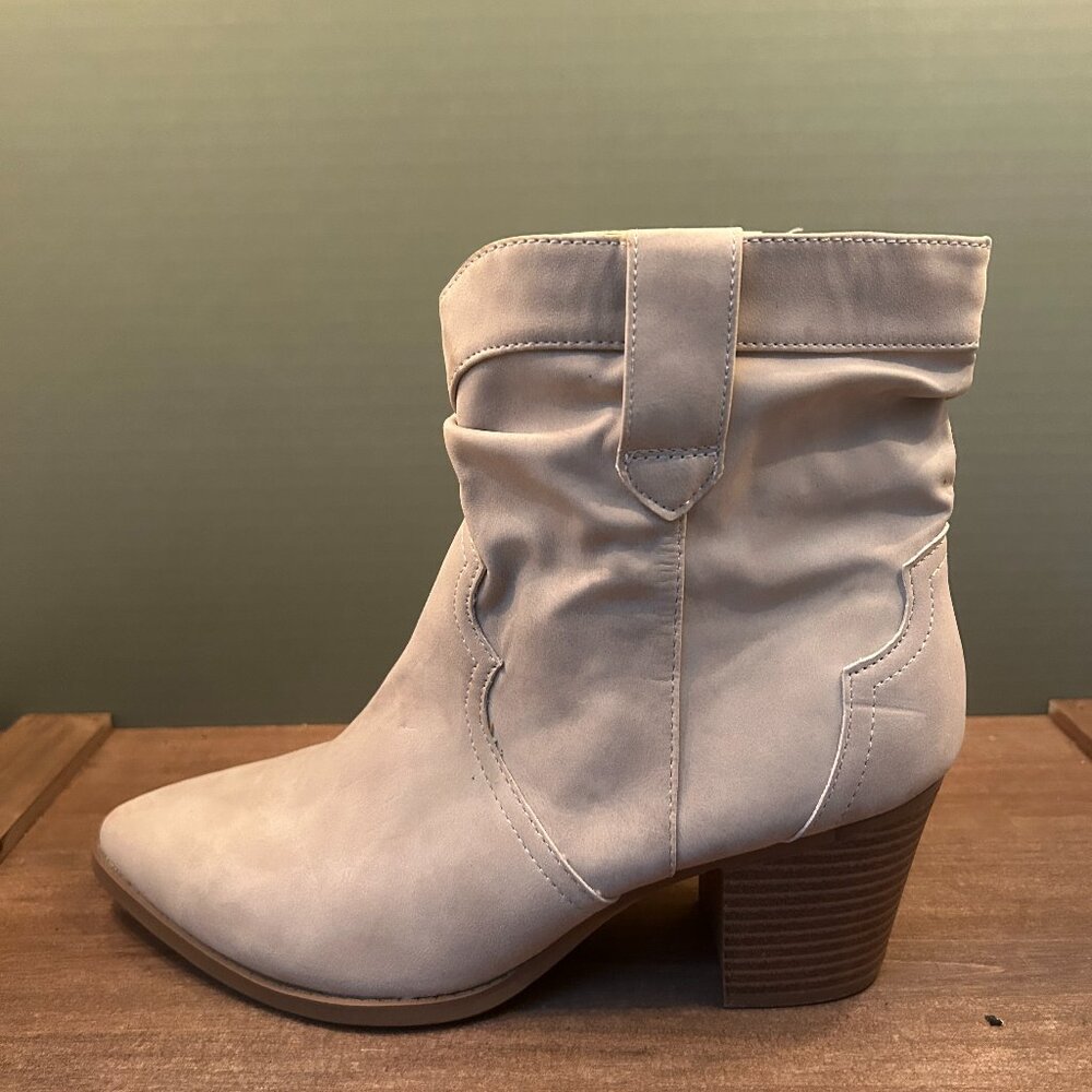 Time and Tru Womens Cream 2.75" Heel Bootie Size 9